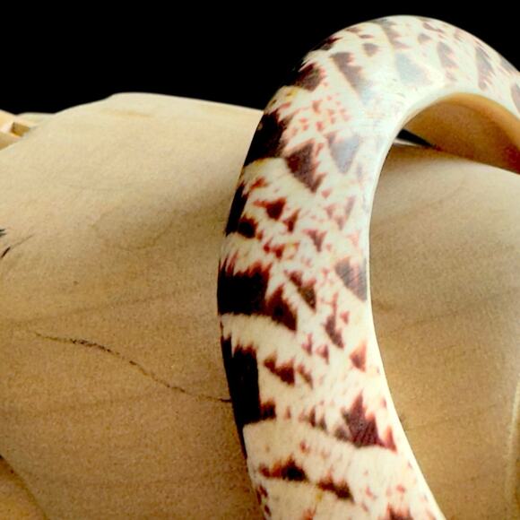 Vintage Carved Tiger Cowrie Polished Shell Bangle Bracelet Mother of Pearl Boho - Picture 5 of 14